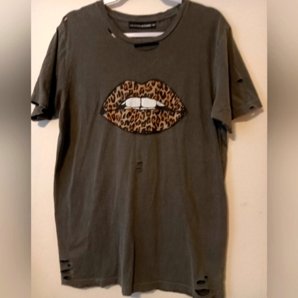 Lulu Simon Studio's Grey Distressed Leopard Lip Tee - Picture 1 of 4